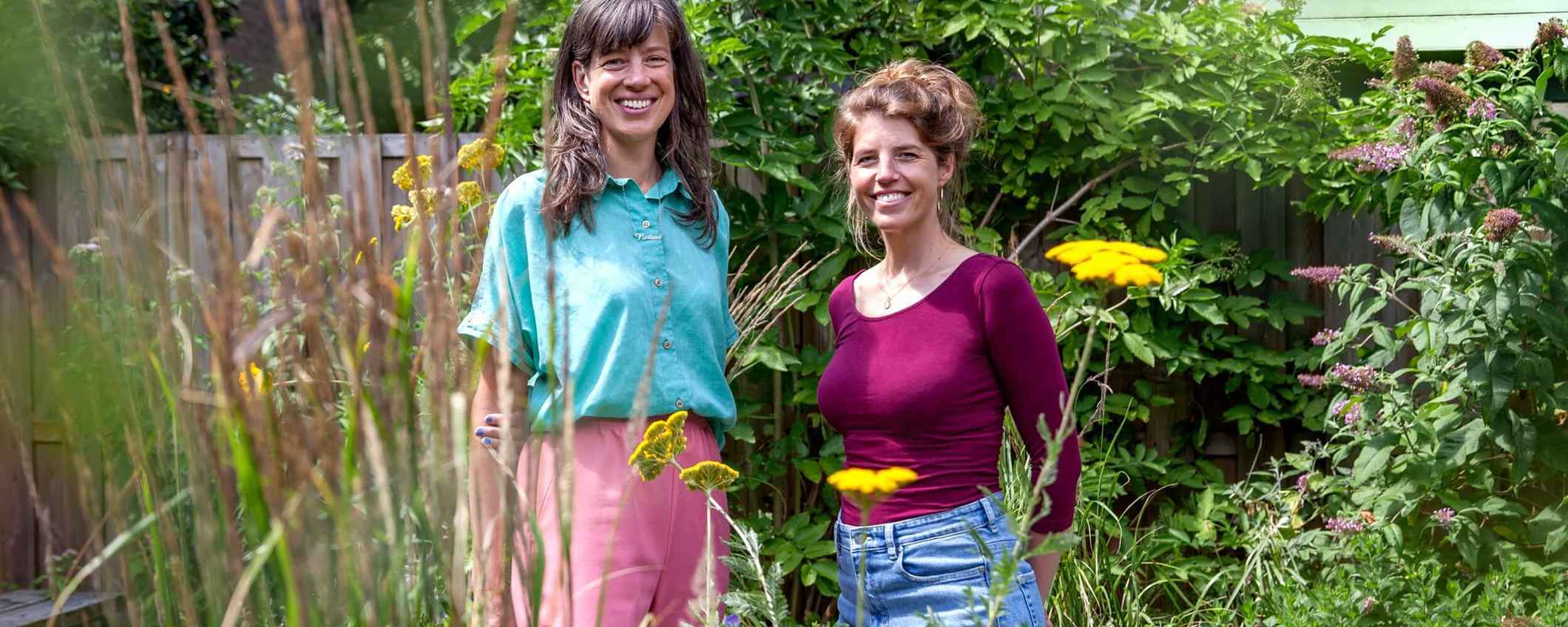 Suzanne en Liedewij van Sprinklr staan tussen het groen