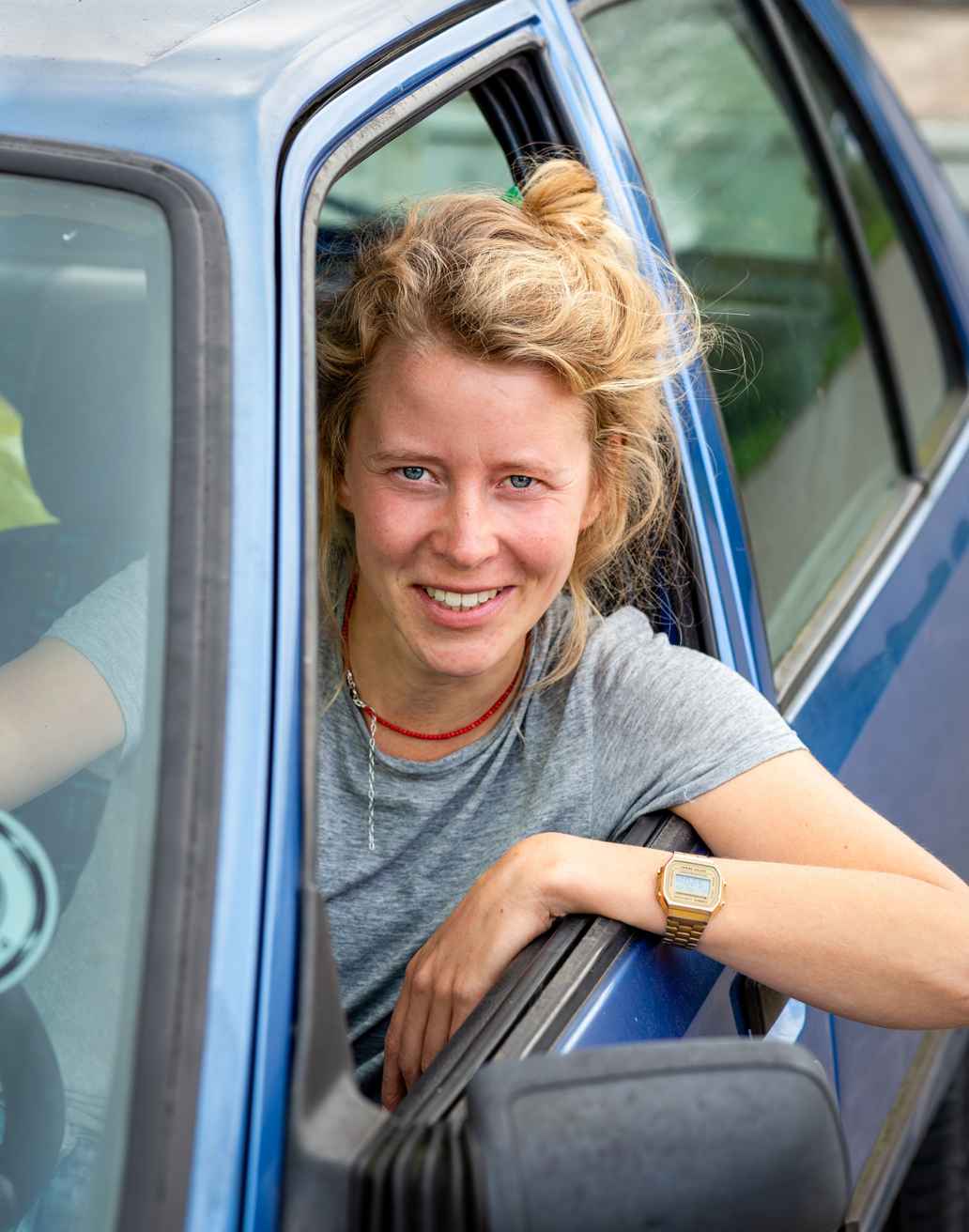 Portret van Sasja Voet in haar auto.