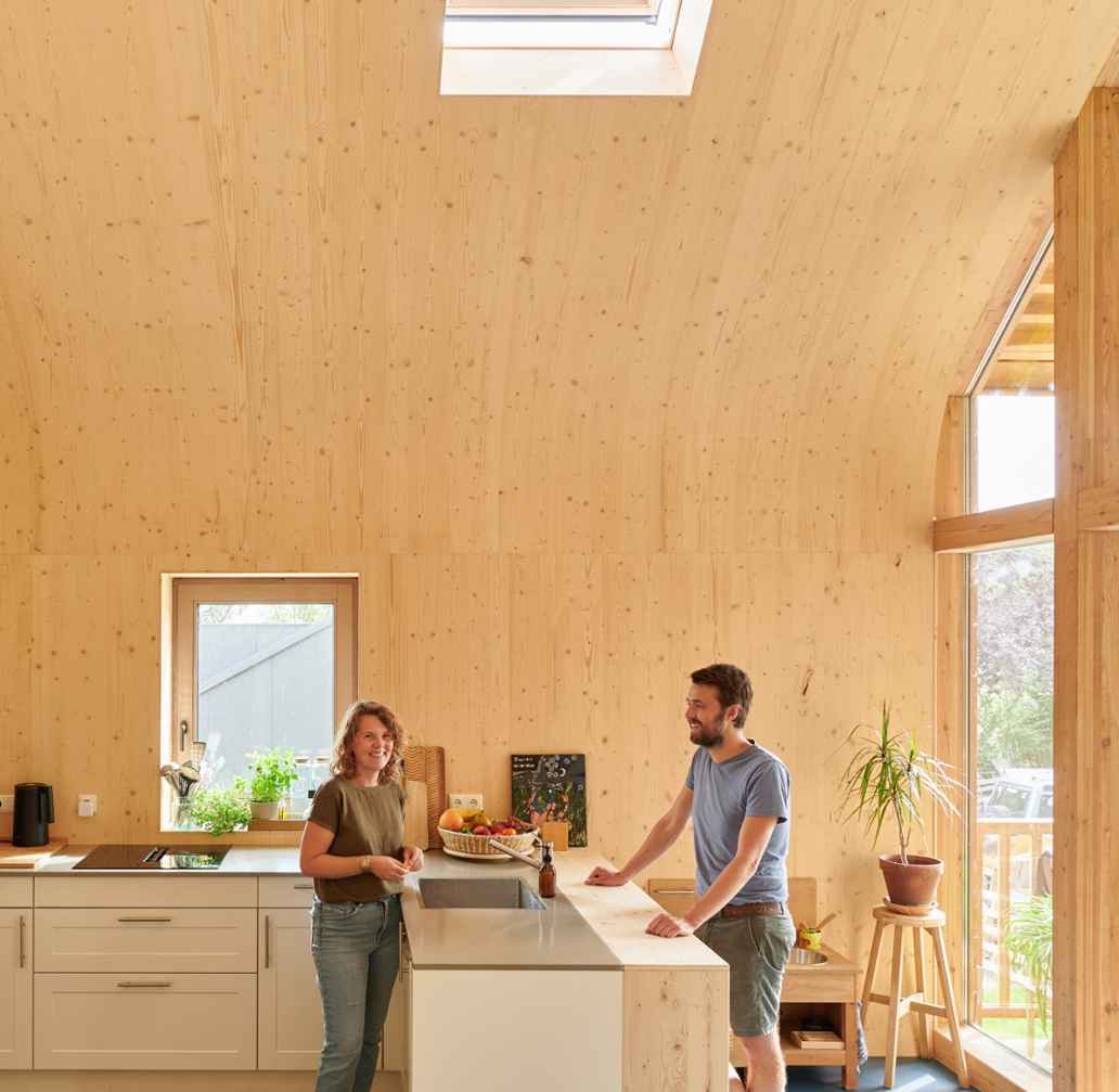 Sonja en Therre staan in de keuken van hun houten huis op palen.