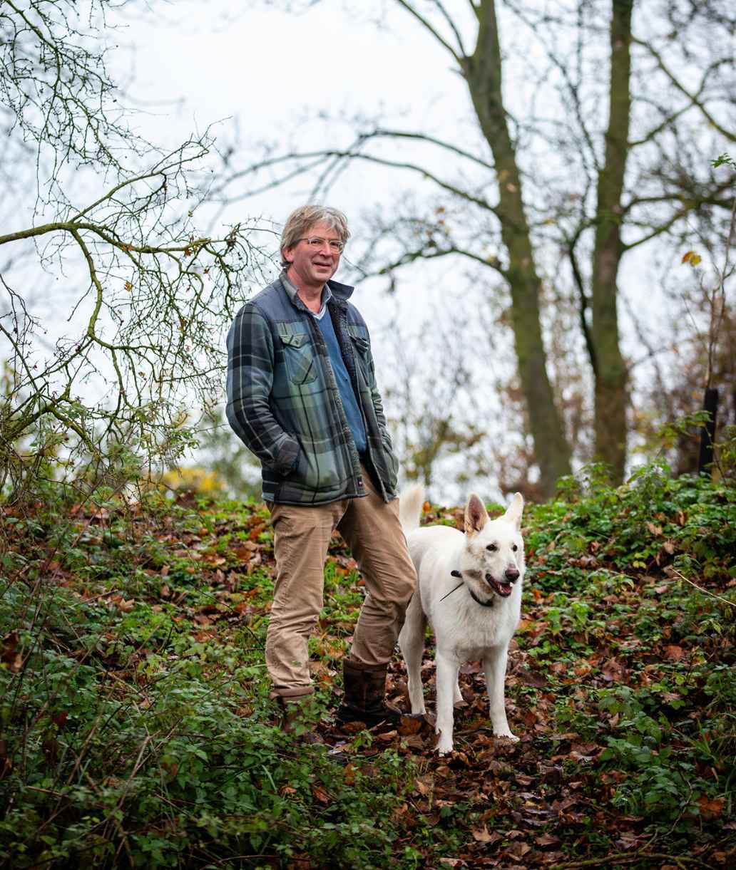 Maarten Kien in zijn eigen bos, samen met hond Rover.