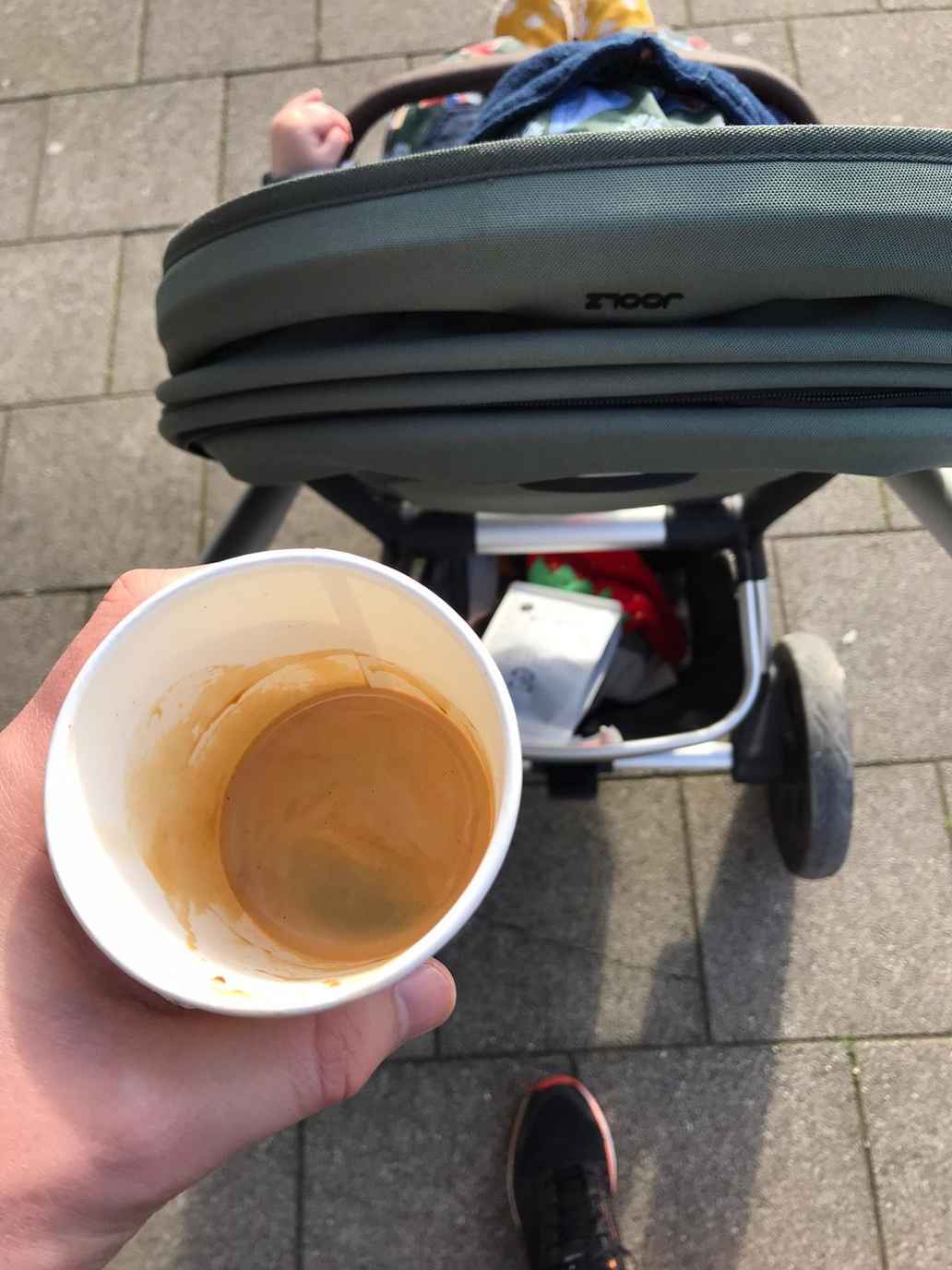 Redacteur met koffie
