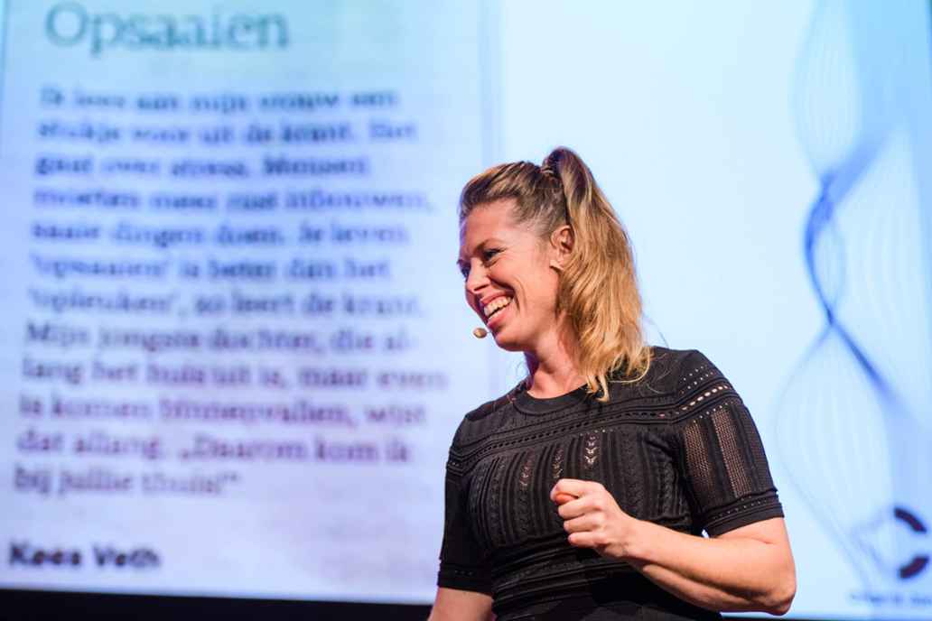 Suzan Kuijsten, stresssocioloog, geeft een lezing